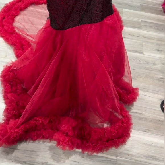 Elegant Red Kids Dress with Black Bow Accents - Picture 5 of 7